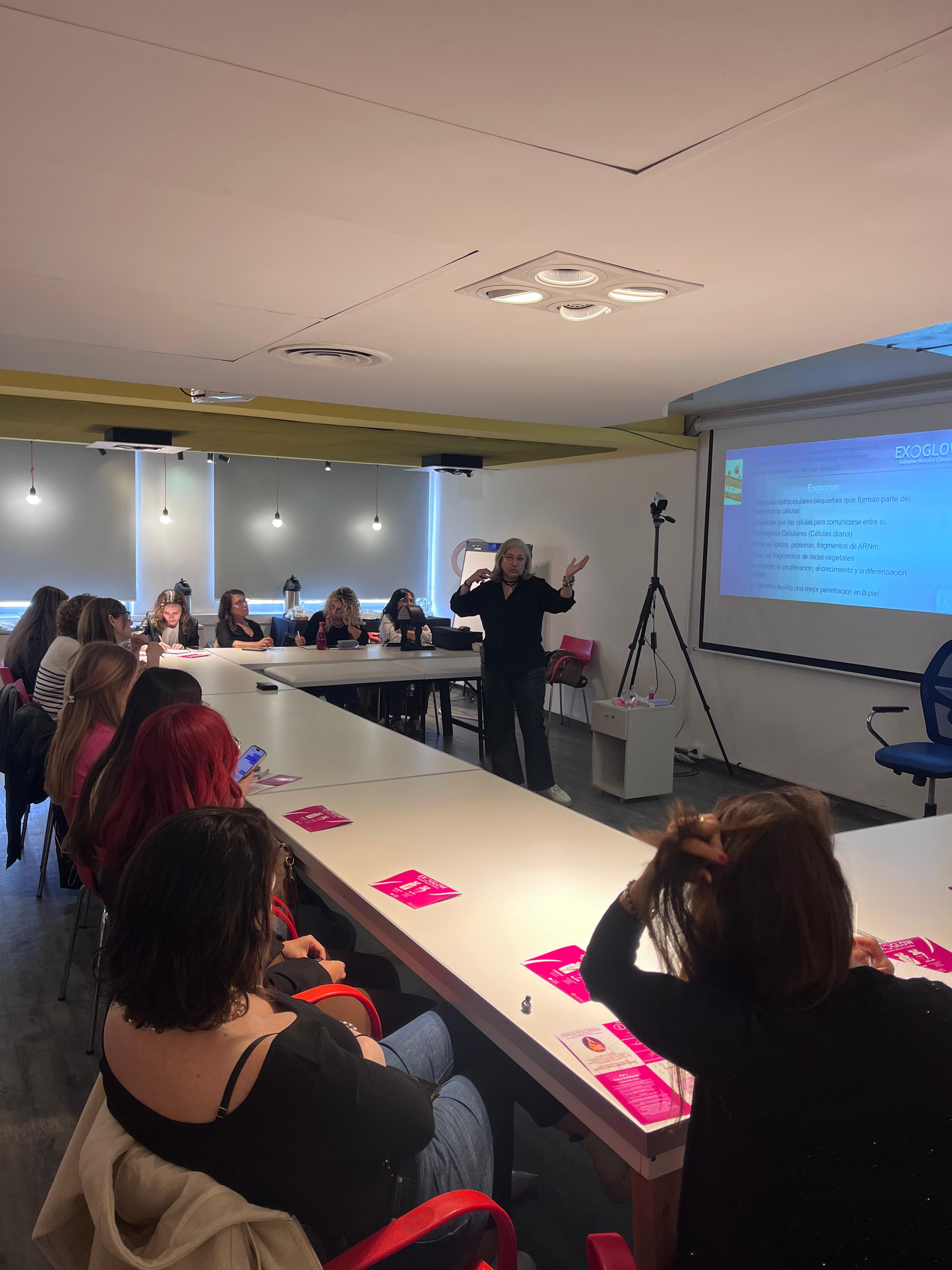 Jornada en vivo en BAO Work Center con asistentes tomando notas frente a una presentación